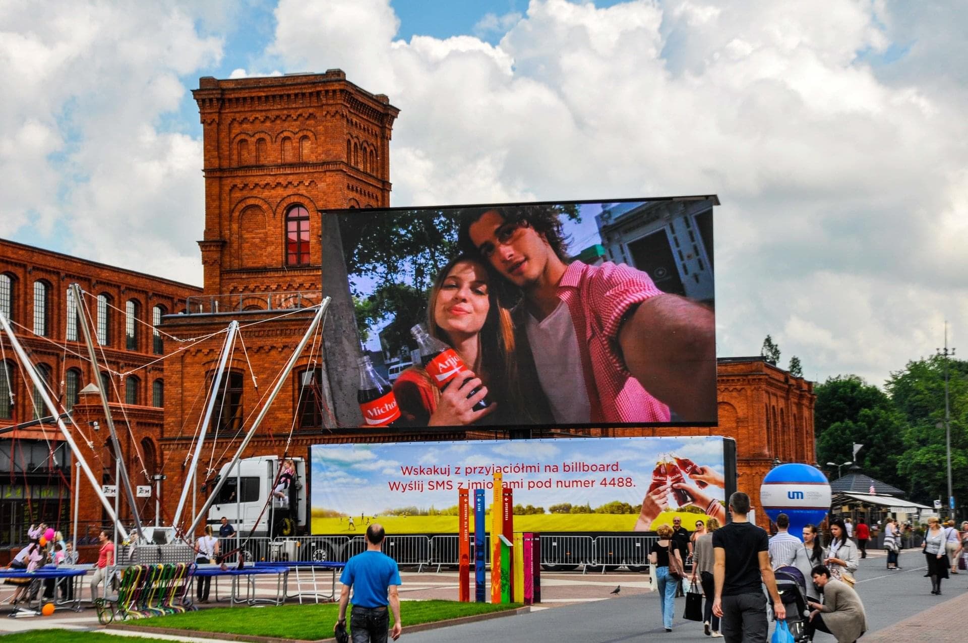 Coca-Cola Share a Coke Interactive Roadshow: amikor a mobil LED-fal maga lesz a városi esemény