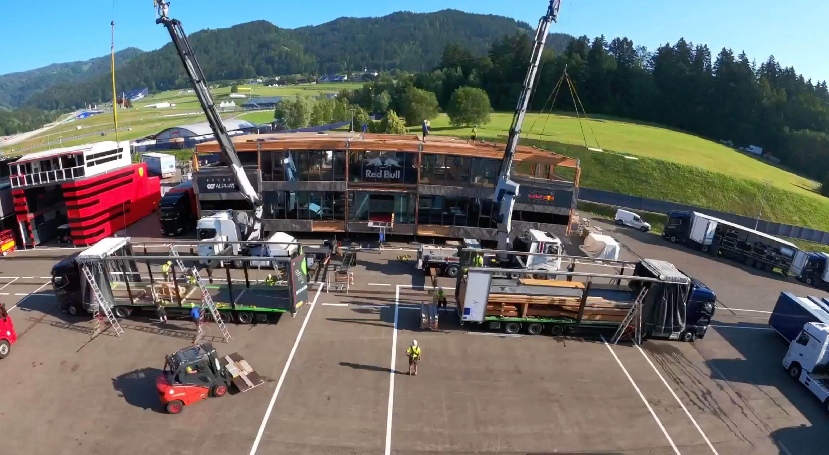 Red Bull Energy Station: hogyan épül 32 óra alatt egy többszintes márkatér kamionokból?